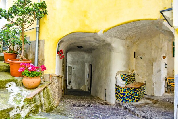 Foto una calle estrecha en albori, un pueblo de la costa de amalfi en italia