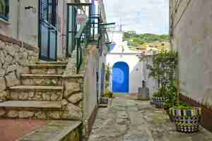 Foto una calle estrecha en albori, un pueblo de la costa de amalfi en italia