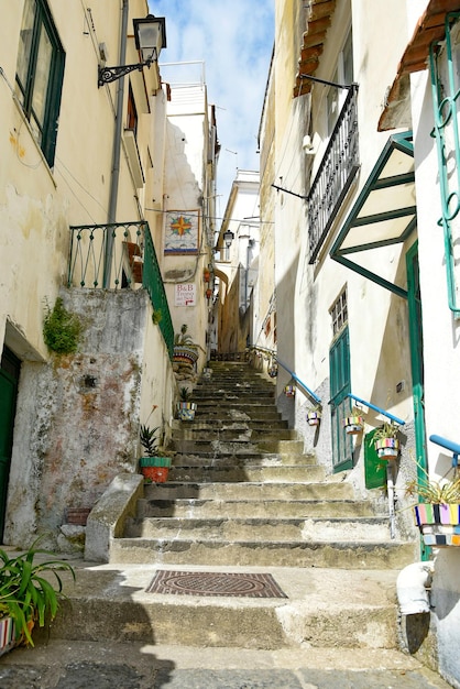 Foto una calle estrecha en albori, un pueblo de la costa de amalfi en italia