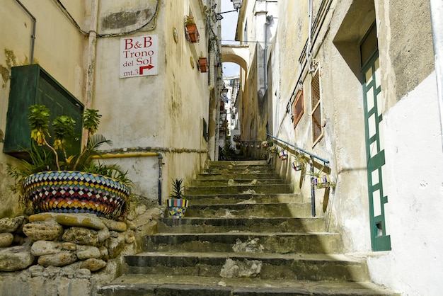 Foto una calle estrecha en albori, un pueblo de la costa de amalfi en italia