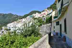 Foto una calle estrecha en albori, un pueblo de la costa de amalfi en italia