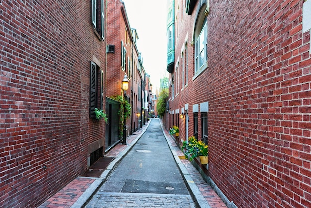 Calle estrecha en el barrio de Beacon Hill, en el centro de Boston en MA, EE.UU. Desenfoque, enfoque selectivo