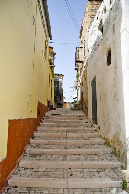 Una calle estrecha en Candela, una ciudad antigua en la región de Puglia, Italia