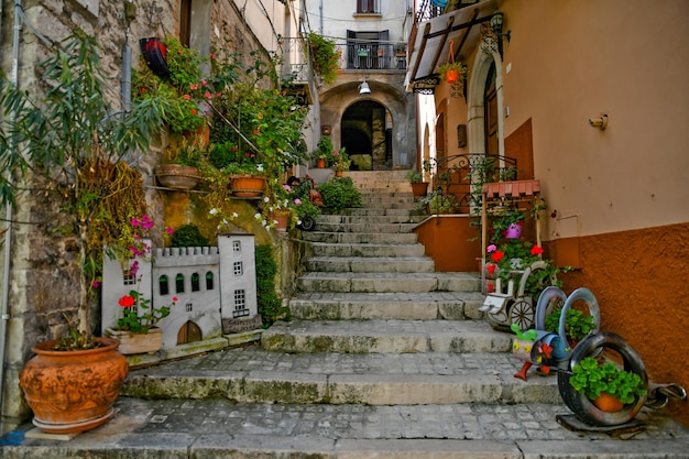 Una calle estrecha en Carpinone, una ciudad medieval de la región de Molise, Italia