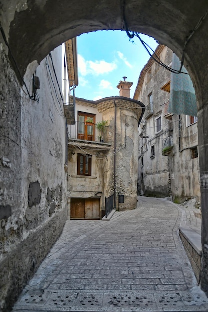 Una calle estrecha en Carpinone, una ciudad medieval de la región de Molise, Italia