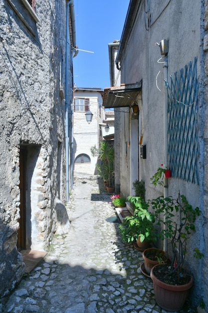 Una calle estrecha entre las casas antiguas de Fumone, una ciudad histórica en el estado de Lazio en Italia