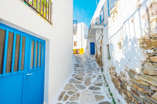 Calle estrecha con casas rústicas tradicionales en la isla del pueblo de paros grecia