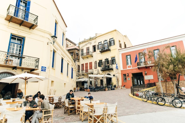 Calle estrecha en el casco antiguo de Chania con coloridos edificios Creta Grecia