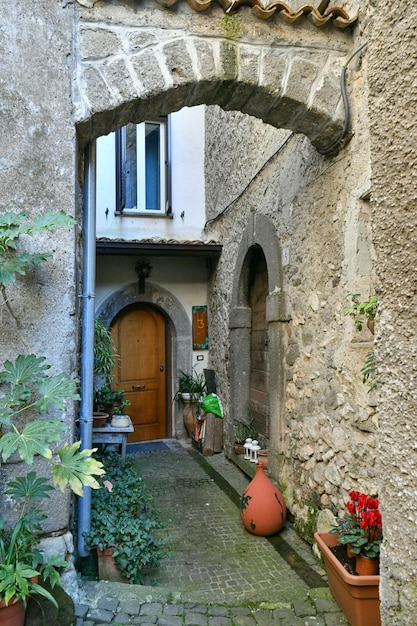 Una calle estrecha en el centro histórico de Patrica, un antiguo pueblo en Lazio, Italia.