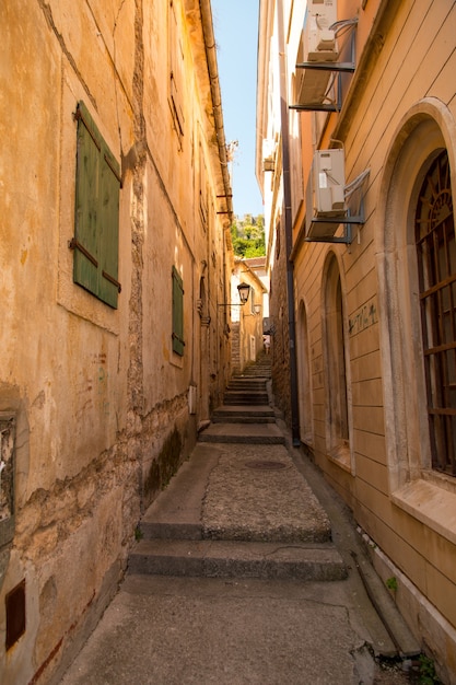 Calle estrecha de la ciudad vieja, las ciudades antiguas de Europa.