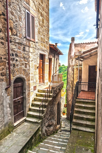 Calle estrecha clásica de la ciudad vieja en Italia