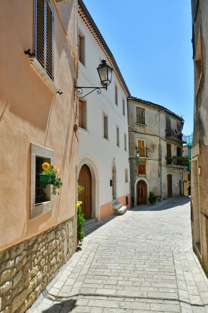 Una calle estrecha de Cusano Mutri, una ciudad medieval de la provincia de Benevento, Italia