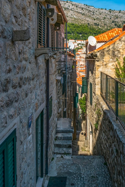 Calle estrecha en Dubrovnik en un día de verano, Croacia.