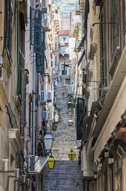 Calle estrecha con escaleras empinadas en el casco antiguo de Dubrovnik, Croacia.