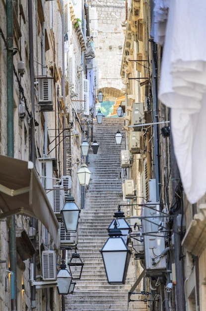 Calle estrecha con escaleras empinadas en el casco antiguo de Dubrovnik, Croacia.