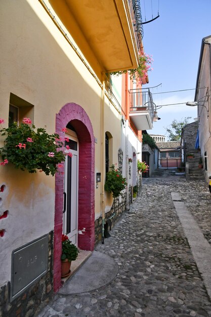 Foto una calle estrecha en lacedonia, una ciudad antigua en la provincia de avellino, italia.