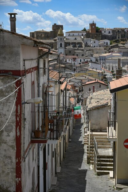 Foto una calle estrecha con un letrero que dice la palabra metro en ella