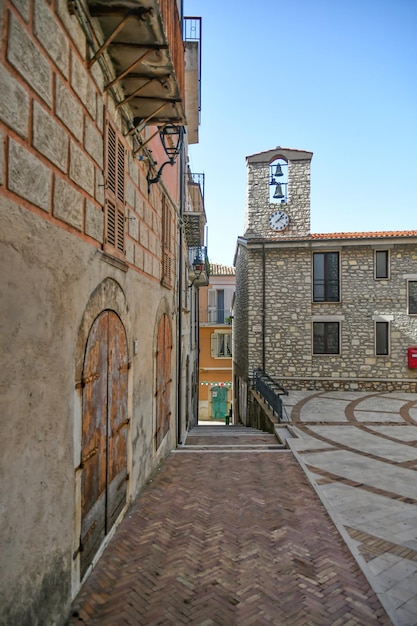 Una calle estrecha en Monteroduni, una ciudad medieval de la región de Molise, Italia