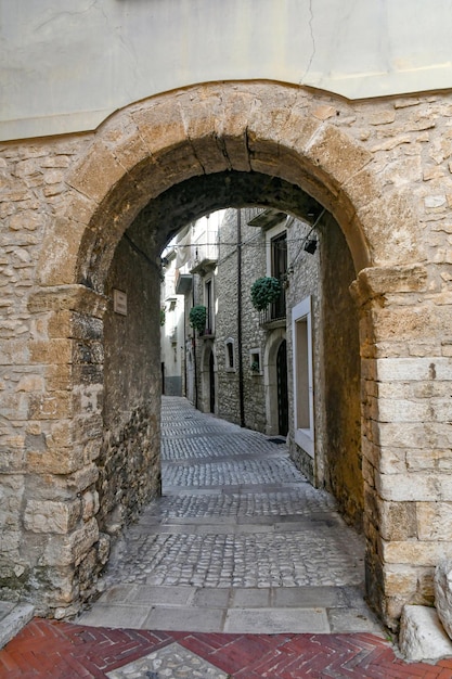 Una calle estrecha en Monteroduni, una ciudad medieval de la región de Molise, Italia