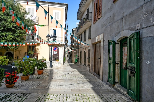 Una calle estrecha en Monteroduni, una ciudad medieval de la región de Molise, Italia