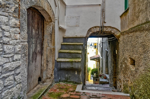 Una calle estrecha en Monteroduni, una ciudad medieval de la región de Molise, Italia