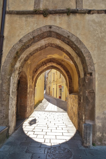 Foto una calle estrecha en morano calabro, un pueblo de montaña en calabria, italia