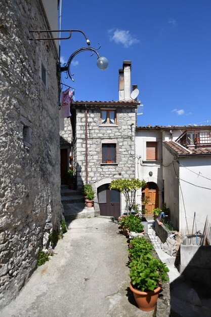 Foto una calle estrecha de morcone, un pueblo medieval en la provincia de benevento, italia.