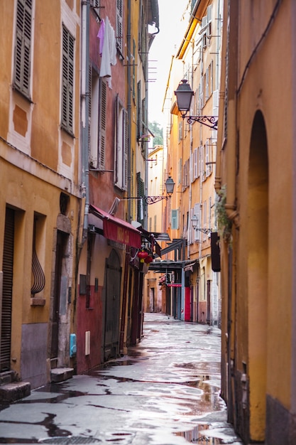 Calle estrecha en Niza, viejos edificios coloridos en el casco antiguo de la Riviera francesa