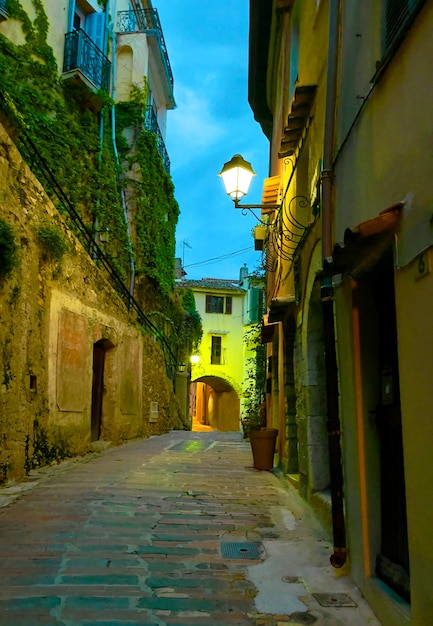 La calle estrecha por la noche