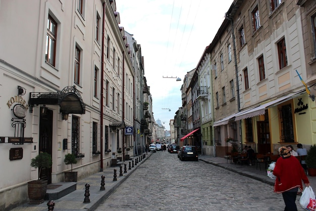 Calle estrecha en la parte central de Lvov