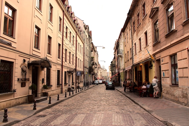 Calle estrecha en la parte central de Lvov