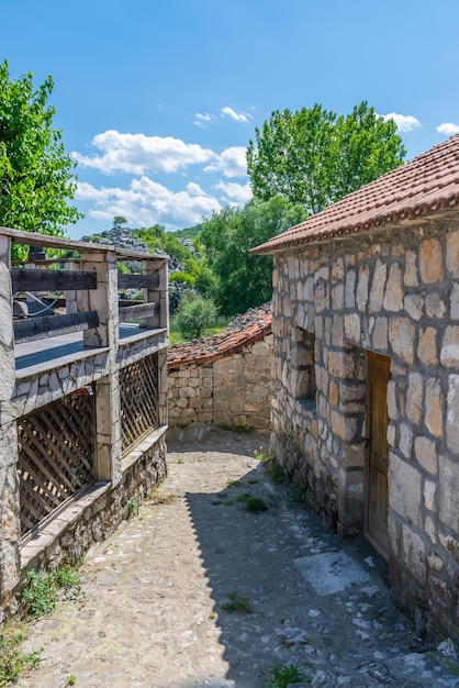 Calle estrecha en un pequeño pueblo antiguo