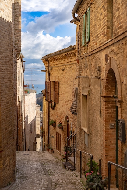 Foto calle estrecha en el pequeño pueblo de ripatransone