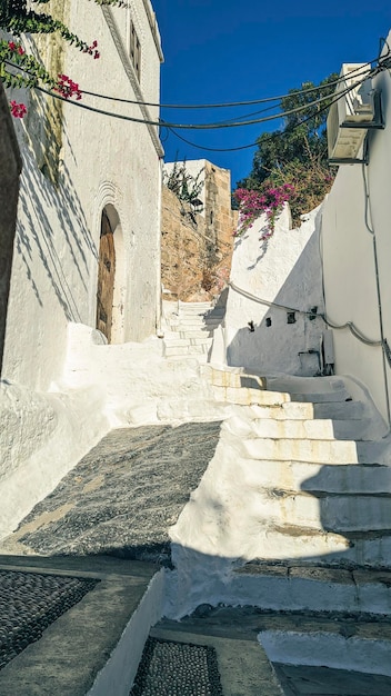 Calle estrecha en el pueblo