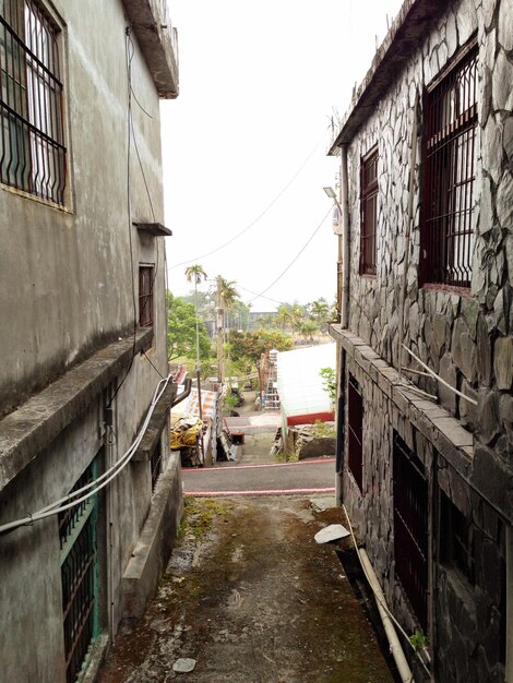 Foto calle estrecha que conduce al edificio