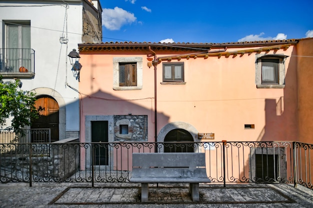 Una calle estrecha de San Lorenzello, una ciudad medieval de la provincia de Benevento, Italia