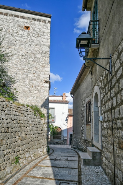 Una calle estrecha de San Lorenzello, una ciudad medieval de la provincia de Benevento, Italia