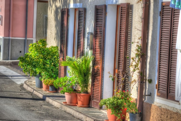 Calle estrecha en Stintino en tono hdr