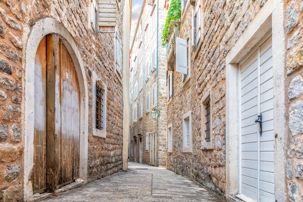 Calle estrecha y vacía del casco antiguo de Budva Montenegro sin gente