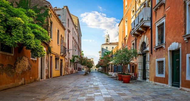 Calle estrecha en Venecia que conduce a un muelle, Italia