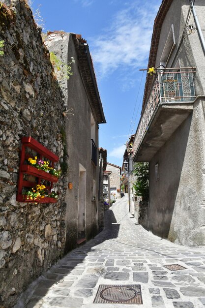 Foto una calle estrecha entre las viejas casas de marsicovetere, un pueblo en basilicata, italia