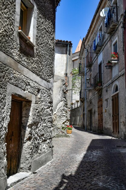 Foto una calle estrecha entre las viejas casas de marsicovetere, un pueblo en basilicata, italia
