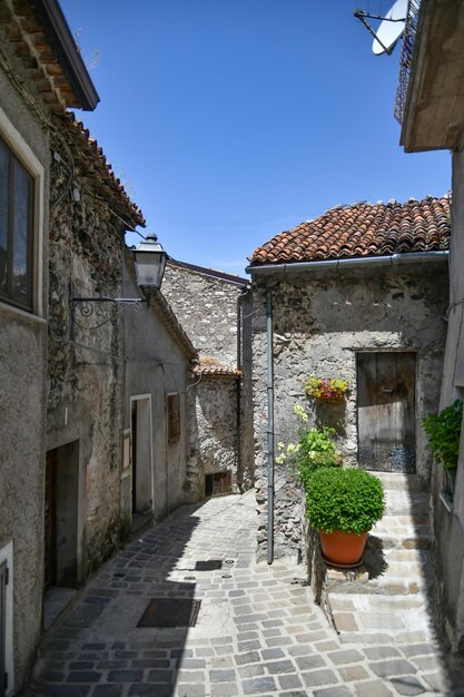 Foto una calle estrecha entre las viejas casas de marsicovetere, un pueblo en basilicata, italia