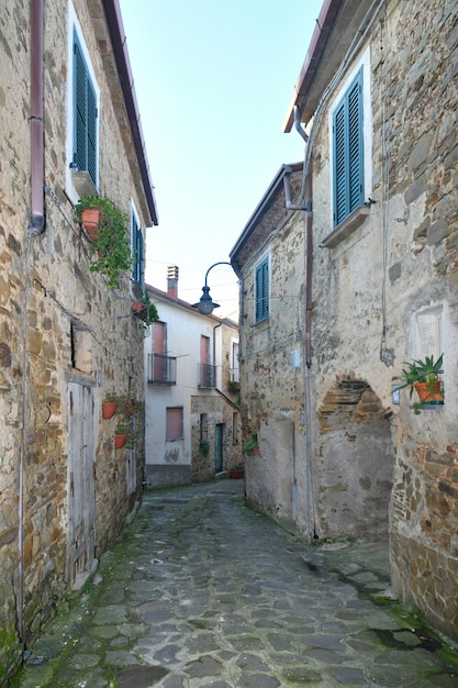 Una calle estrecha entre las viejas casas de Perdifumo, un pueblo en Campania, Italia
