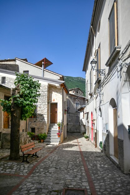 Una calle estrecha entre las viejas casas de Petina, un pueblo de Campania, Italia