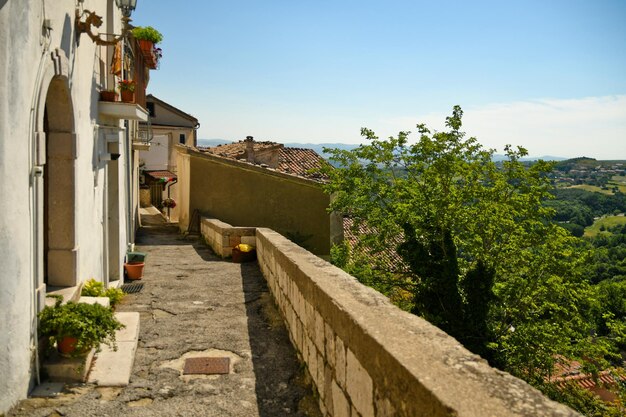 Foto una calle estrecha entre las viejas casas de san fele, un pueblo en basilicata, italia