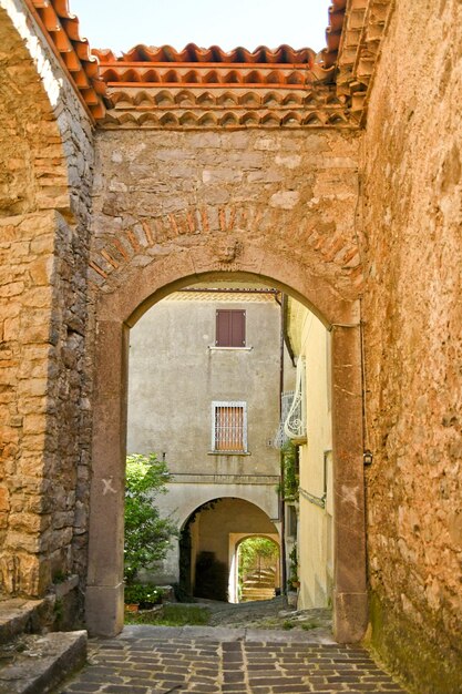 Foto una calle estrecha entre las viejas casas de san fele, un pueblo en basilicata, italia