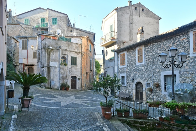 Una calle en Falvaterra, un pueblo medieval en Lazio, Italia
