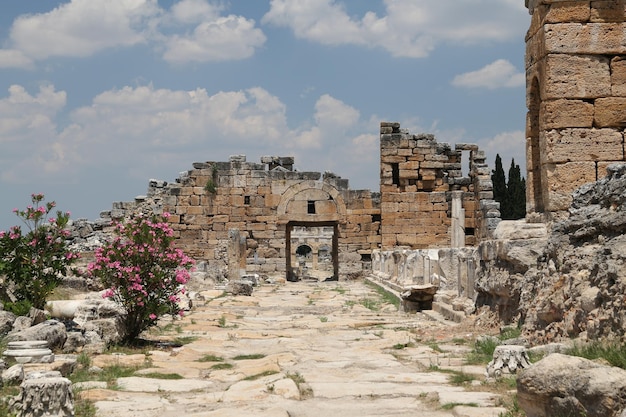 Calle Frontinus en la ciudad antigua de Hierápolis Turquía