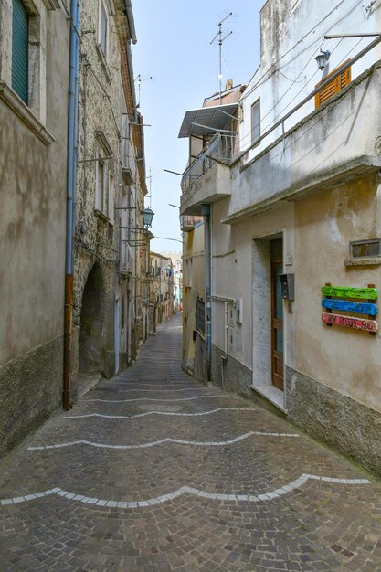 Una calle en Gambatesa, un pueblo medieval en Molise, Italia